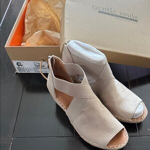 Gentle Souls Colleen Wedge color:mushroom